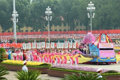 Phụ nữ Việt Nam tham gia diễu hành mừng kỷ niệm 70 năm thành lập nước. (Ảnh: Vũ Hoa)