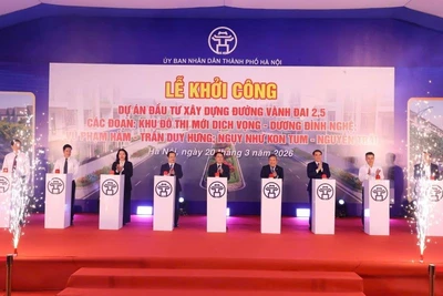 Chủ tịch Ủy ban nhân dân thành phố Hà Nội Vũ Đại Thắng và các đại biểu thực hiện nghi lễ khởi công dự án đầu tư xây dựng ba đoạn đường trên tuyến đường Vành đai 2,5.