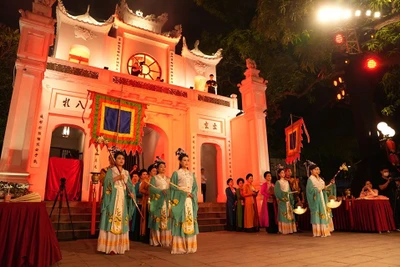 Tour đêm “Tiếng chuông Trấn Vũ” bước đầu tạo ấn tượng tốt đẹp với khách du lịch. (Ảnh: GIANG NAM)