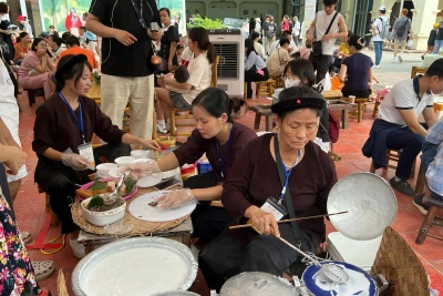 Gian hàng Bánh cuốn Thanh Trì tất bật tráng bánh phục vụ du khách.
