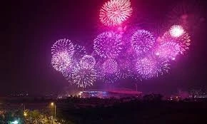 Pháo hoa rực rỡ trên bầu trời khu vực Sân vận động Mỹ Đình (Hà Nội).