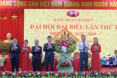 Lãnh đạo thành phố Hà Nội tặng hoa chúc mừng Đại hội đại biểu Đảng bộ xã Đa Phúc lần thứ I, nhiệm kỳ 2025-2030. (Ảnh: HOÀNG SƠN)