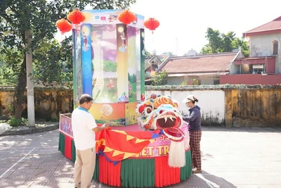 Người dân Tổ dân phố 2 Ái Mỗ, phường Sơn Tây chuẩn bị mô hình đèn Trung thu 2025.