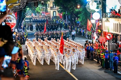 Người dân nô nức xem sơ duyệt diễu binh kỷ niệm 80 Cách mạng Tháng Tám và Quốc khánh tại Hà Nội. (Ảnh: THÀNH ĐẠT)