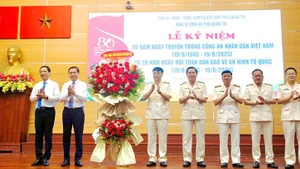 Lãnh đạo tỉnh tặng hoa chúc mừng Công an tỉnh Quảng Trị. 