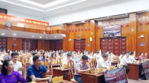 Đại biểu biểu quyết thông qua các nghị quyết tại kỳ họp.