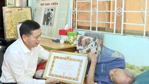 Phó Bí thư Thường trực Tỉnh ủy Nguyễn Long Hải thăm và trao Huy hiệu 80 năm tuổi Đảng cho đồng chí Trần Kim Giá .