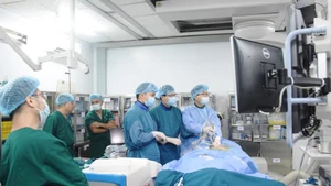 Bác sĩ Bệnh viện Hữu nghị Việt Đức hỗ trợ các bác sĩ Bệnh viện Đa khoa tỉnh Quảng Trị thực hiện kỹ thuật tán sỏi mật qua da. 