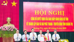 Bí thư Tỉnh ủy Quảng Trị Nguyễn Long Hải trao quyết định thành lập Báo và Đài Phát thanh-Truyền hình tỉnh Quảng Trị.