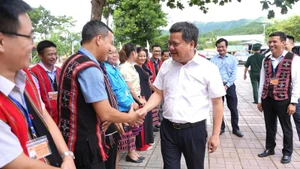 Chủ tịch Ủy ban nhân dân tỉnh Quảng Trị Trần Phong thăm, động viên các cán bộ ở xã La Lay. 