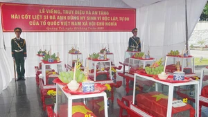 Nghi lễ trước khi an táng 12 liệt sĩ về Nghĩa trang Liệt sĩ quốc gia Đường 9.