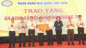 Lãnh đạo Ngân hàng Nhà nước trao biển tặng kinh phí cho tỉnh Quảng Trị thực hiện công tác an sinh xã hội. 