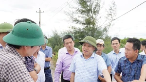 Phó Chủ tịch Ủy ban nhân dân tỉnh Quảng Trị Lê Đức Tiến kiểm tra thực địa trên tuyến dự án.