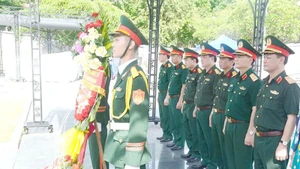Đoàn công tác dâng hoa tại Nghĩa trang liệt sĩ Quốc gia Đường 9.
