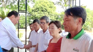 Bộ trưởng Văn hóa, Thể thao và Du lịch Nguyễn Văn Hùng tặng quà cho thân nhân các Bà mẹ Việt Nam anh hùng xã Hải Lăng.