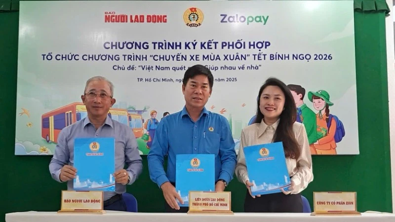 Đại diện 3 đơn vị chính thức ký kết khởi động Chuyến xe mùa Xuân 2026 (Ảnh: THÙY DƯƠNG)