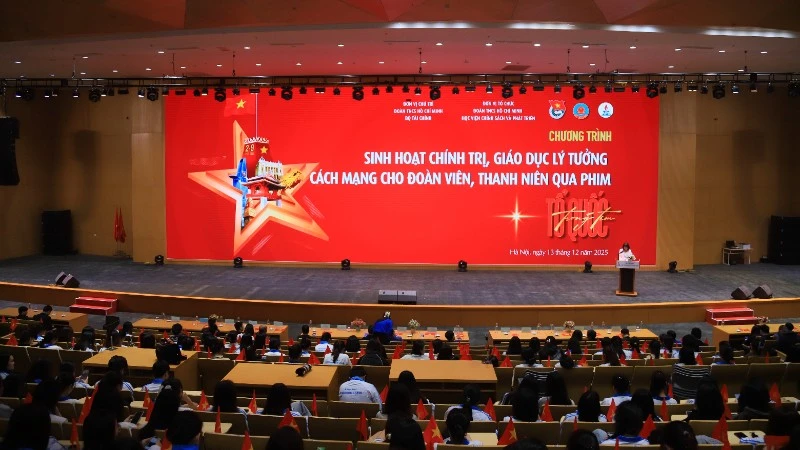 Buổi chiếu “Tổ quốc trong tim: The Concert Film” tại Học viện Chính sách và Phát triển 