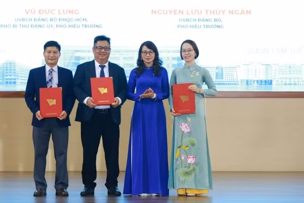 Giáo sư, Tiến sĩ Nguyễn Thị Thanh Mai, Giám đốc Đại học Quốc gia Thành phố Hồ Chí Minh trao quyết định bổ nhiệm cho các cán bộ chủ chốt Trường đại học Công nghệ thông tin.