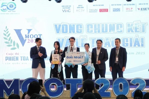 Ban Tổ chức trao giải Nhất cho đội THE LAURUS 8310.