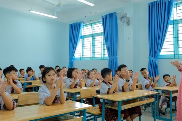 Học sinh tiểu học phường Bình Hưng Hòa, Thành phố Hồ Chí Minh nghe giáo viên giới thiệu về Trường tiểu học Trần Đại Nghĩa, phường Bình Hưng Hòa vừa đưa vào hoạt động. (Ảnh minh họa)