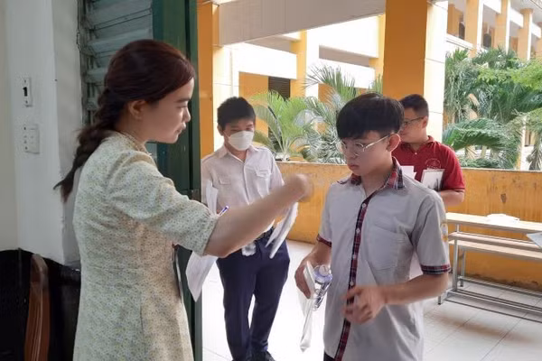 Học sinh Thành phố Hồ Chí Minh làm thủ tục thi lớp 10 công lập.