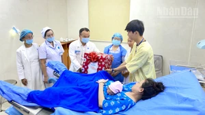 Bác sĩ Vương Đình Bảo Anh, Phó Giám đốc Bệnh viện Từ Dũ chúc mừng trường hợp sinh con đầu năm mới 2026.