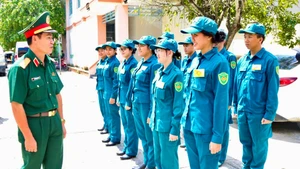 Phó Tư lệnh Quân khu 7 kiểm tra tại Ban Chỉ huy phòng thủ khu vực xã Bình Mỹ.