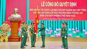 Thượng tướng Võ Minh Lương, Thứ trưởng Quốc phòng trao Quân kỳ Quyết thắng cho các đơn vị.