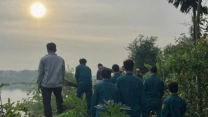 Lực lượng dân quân tự vệ có mặt từ rạng sáng hỗ trợ di dời người dân ra khỏi vùng sạt lở.