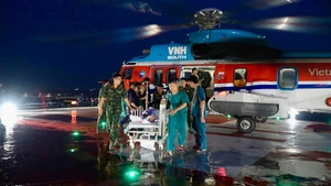 Tổ cấp cứu đường không (Bệnh viện Quân y 175) đưa bệnh nhân về cấp cứu, điều trị.