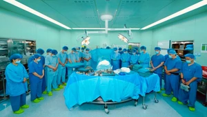 Ê-kíp phẫu thuật bày tỏ sự tri ân đối với người hiến tạng vì cộng đồng. (Ảnh: Bệnh viện cung cấp)