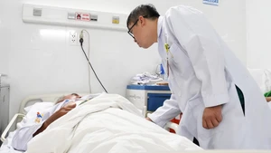 Bác sĩ Bệnh viện Thống Nhất thăm khám bệnh nhân. (Ảnh: BVCC)