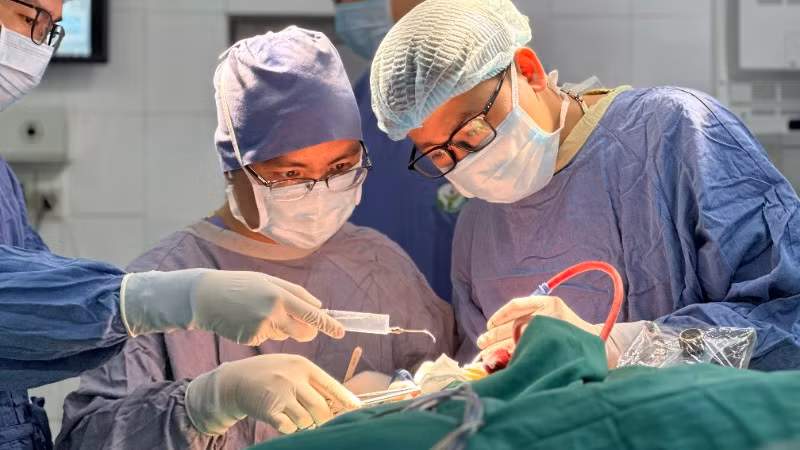 Ê-kíp áp dụng kỹ thuật đặt điện cực theo dõi chức năng liên tục trong lúc bệnh nhân mắc u thần kinh đệm nhu mô não kích thước lớn.