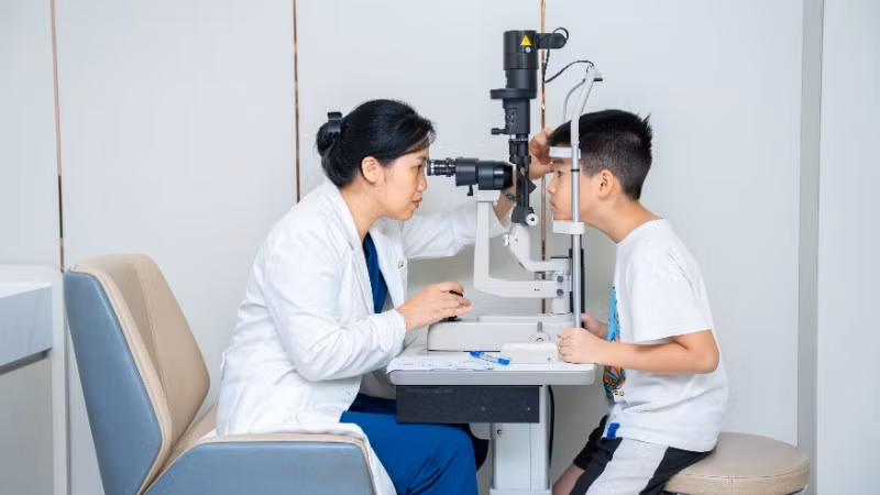 Theo Bộ Y tế, Việt Nam hiện có khoảng 5 triệu trẻ em mắc tật khúc xạ, tương đương 30-40% trẻ trong độ tuổi đến trường, trong đó cận thị chiếm tỷ lệ lớn nhất.