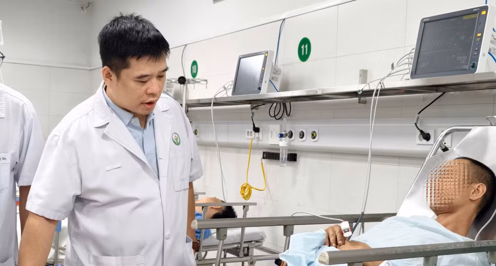 Bác sĩ khám cho bệnh nhân sau phẫu thuật.