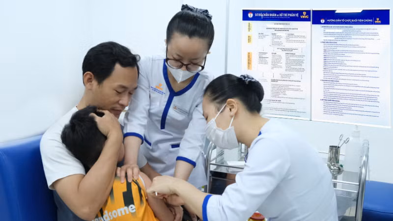 Trẻ tiêm vaccine sốt xuất huyết.