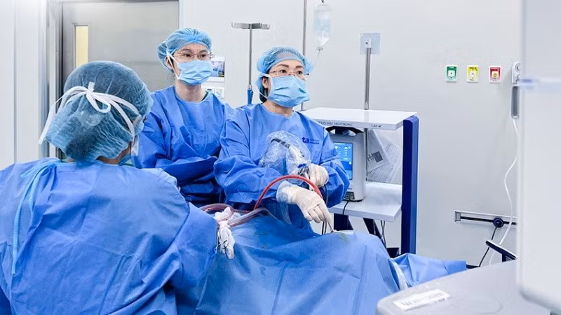 Thạc sĩ, bác sĩ chuyên khoa II Trần Thị Thúy Hằng phẫu thuật cho người bệnh. 