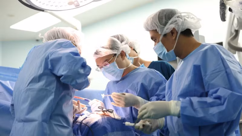 Bác sĩ can thiệp cho người bệnh.