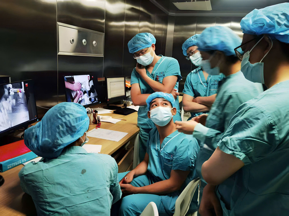 Thạc sĩ Phạm Hoàng Huy – chuyên viên phôi học trao đổi với các đồng nghiệp. thac-si-chuyen-vien-phoi-hoc-pham-hoang-huy-ngoi-giua-trao-doi-chuyen-mon-ve-quy-trinh-ivm-my-duc-cho-cac-dong-nghiep-trung-quoc-truoc-khi-bat-dau-thuc-hien-nhung-ca-dau-tien.jpg