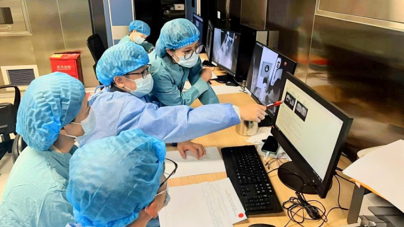 Tiến sĩ, bác sĩ Hồ Ngọc Anh Vũ chia sẻ với các đồng nghiệp nước bạn.