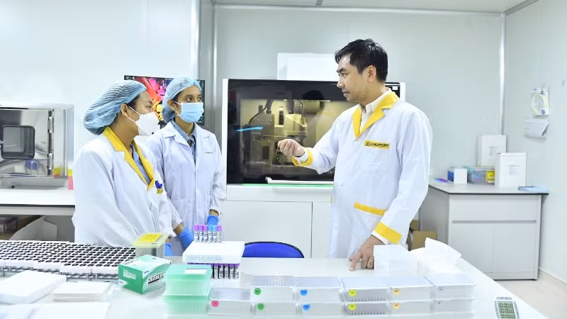 Tiến sĩ Võ Sỹ Nam đang thảo luận với cộng sự về các công nghệ giải mã gene.