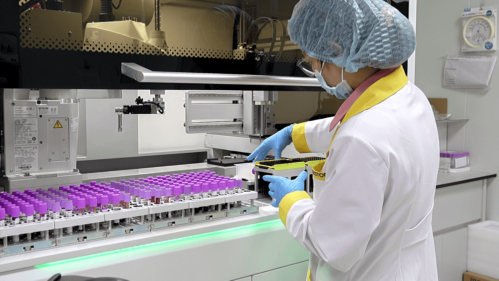Kỹ thuật viên phòng lab của Genestory triển khai tách chiết ADN. ky-thuat-vien-phong-lab-cua-genestory-trien-khai-tach-chiet-adn.png
