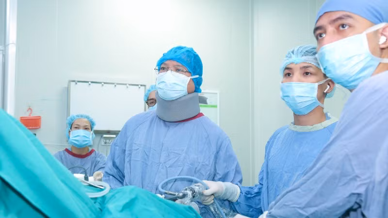 Các bác sĩ tiến hành phẫu thuật cho người bệnh. 