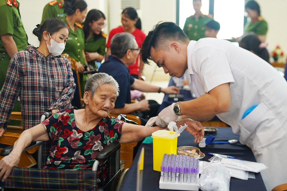 Nhân viên y tế lấy mẫu cho các Mẹ Việt Nam Anh hùng, mẹ Liệt sĩ. joe00486.jpg