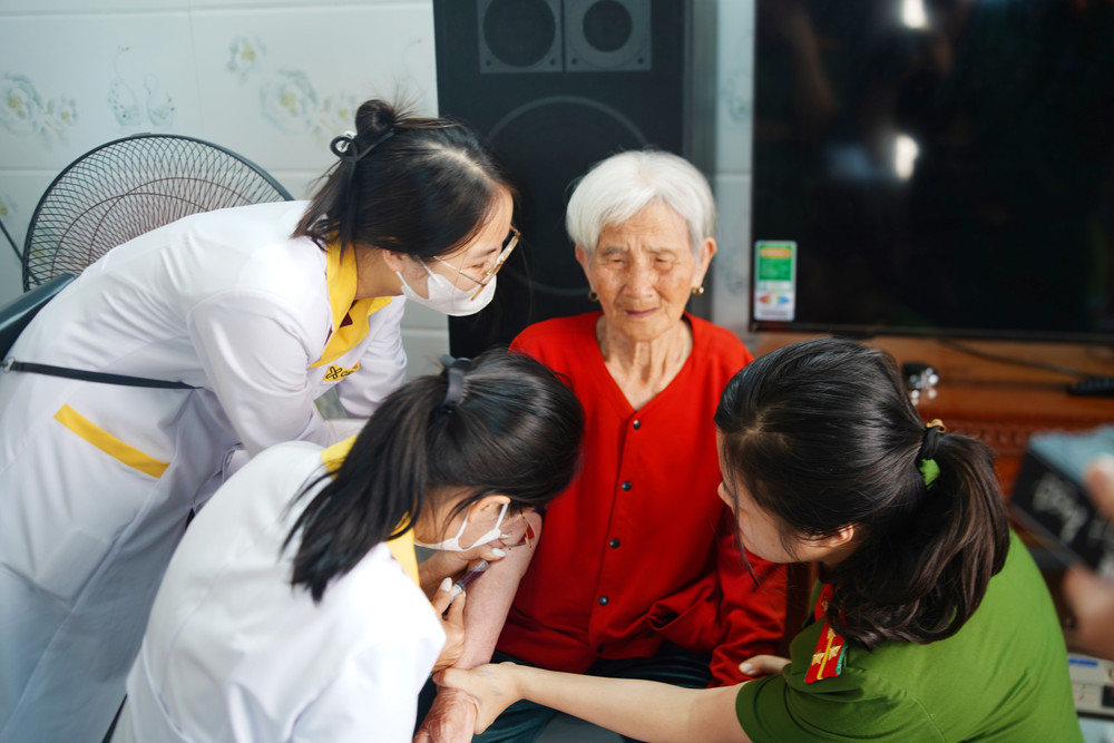 Cán bộ thực hiện lấy mẫu cho mẹ liệt sĩ. joe00194.jpg