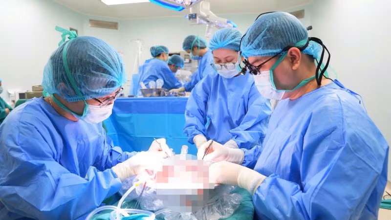 Tiến hành ca ghép tạng cho người bệnh.