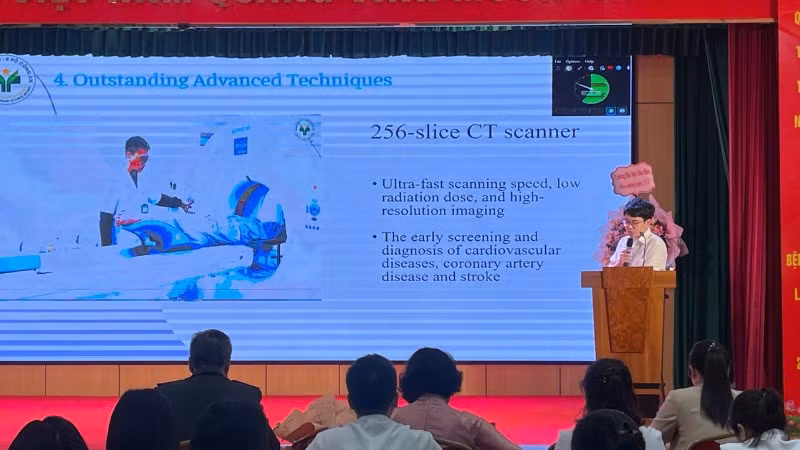 Nhân viên y tế trình bày bài hùng biện. 