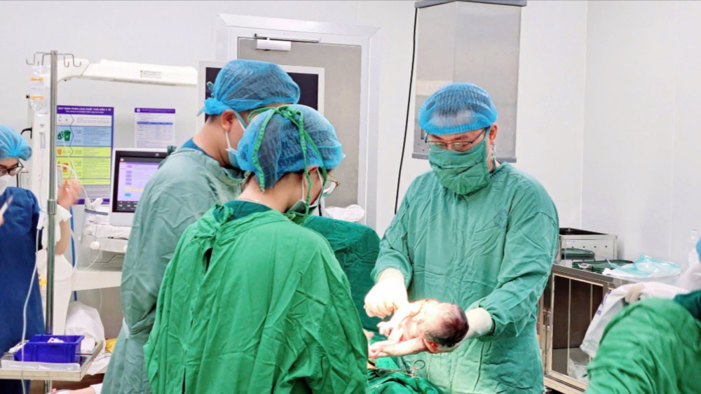 Bác sĩ phẫu thuật lấy thai cho sản phụ. 