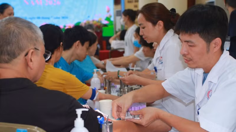 Gần 200 người dân phường Kim Liên (Hà Nội) đã được khám sức khỏe tổng quát, thực hiện các xét nghiệm và tầm soát bệnh lý tại Bệnh viện đa khoa Đống Đa.