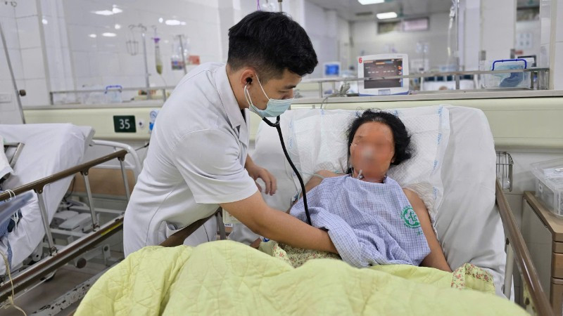 Thạc sĩ, bác sĩ Nguyễn Hải Anh thăm khám cho bệnh nhân. 7213d1f7-b5c9-4f89-8d69-aedbbd596610-mceu-8339021221752637955522-2048.jpg